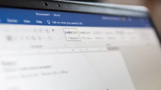 portatile con il programma word aperto con un curriculum vitae