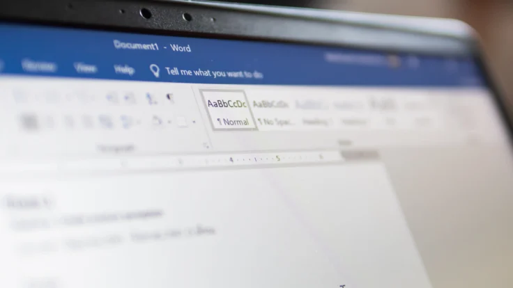 portatile con il programma word aperto con un curriculum vitae