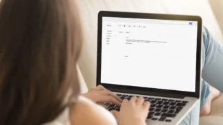 scrittura di una mail al portatile per inviare un curriculum