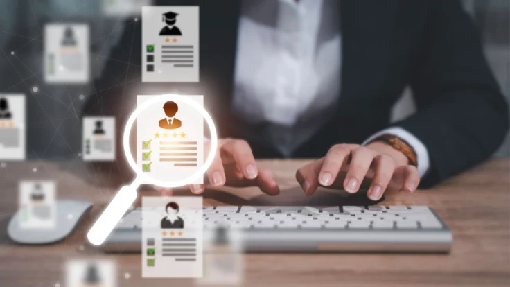 immagine che rappresenta software che analizza curriculum guidato da una persona