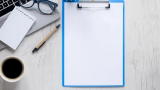 scrivania con pagina bianca e penna per cominciare a scrivere gli appunti per il pirmo curriculum