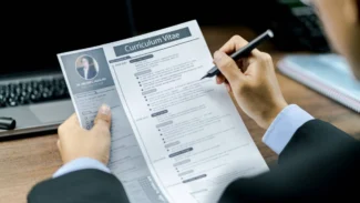 recruiter che sta revisando un curriculum lungo