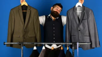 uomo indeciso su quale giacca scegliere