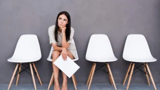 ragazza che si prepara al secondo colloquio di lavoro