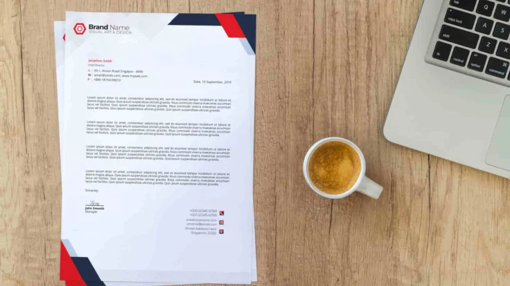 lettera di presentazione sulla scrivania con caffè e portatile