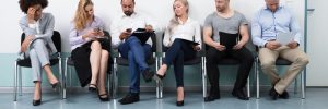 Candidati cercano lavoro aspettando in coda per un colloquio